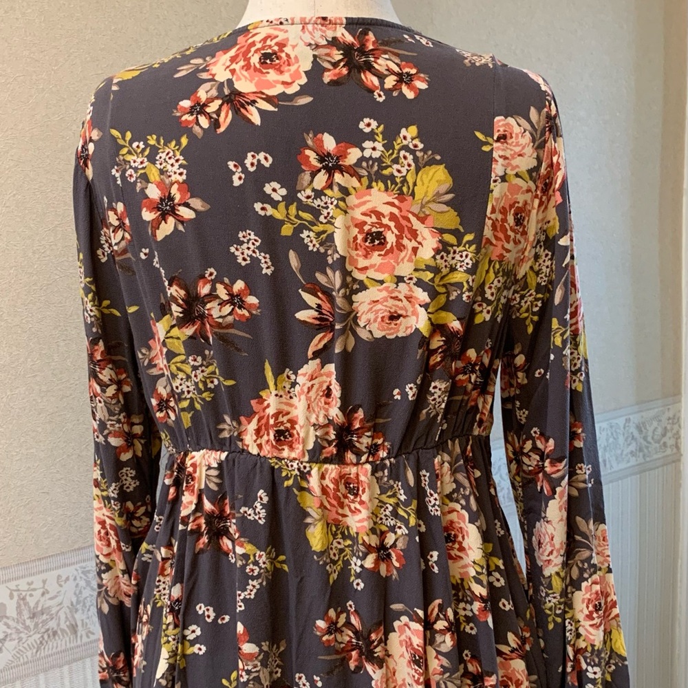 Torrid Grayish/ Brown, Floral V-Neck Babydoll Blouse. Size 0. Long Sleeve - Picture 2 of 12